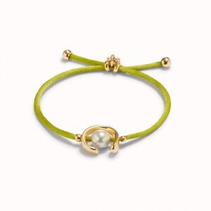 18K gold-plated lime thread bracelet with shell pearl accessory.